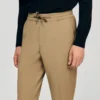 Elastische broek met rechte pijpen Elastische broek met rechte pijpen