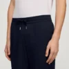 Elastische broek met rechte pijpen Elastische broek met rechte pijpen