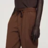 Elastische broek met rechte pijpen Elastische broek met rechte pijpen