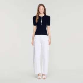 Geribde gebreide top met knoopsluiting
