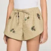 Gestreepte korte broek met bloemenborduursels Gestreepte korte broek met bloemenborduursels