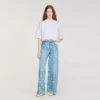 Jeans met wijde pijpen en bloemenprint Jeans met wijde pijpen en bloemenprint
