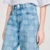 Jeans met wijde pijpen en bloemenprint Jeans met wijde pijpen en bloemenprint