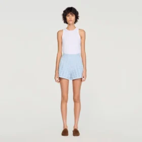Korte, gehaakte short met hoge taille en kralenversiering