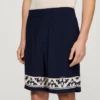 Soepelvallende korte broek met contrasterend patroon