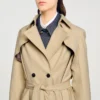 Trenchcoat met riemen en dubbele rij knopen Trenchcoat met riemen en dubbele rij knopen
