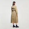 Trenchcoat met riemen en dubbele rij knopen Trenchcoat met riemen en dubbele rij knopen