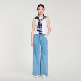 Verfade jeans met rechte pijpen en strass-steentjes Verfade jeans met rechte pijpen en strass-steentjes