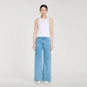 Verfade jeans met rechte pijpen en strass-steentjes Verfade jeans met rechte pijpen en strass-steentjes